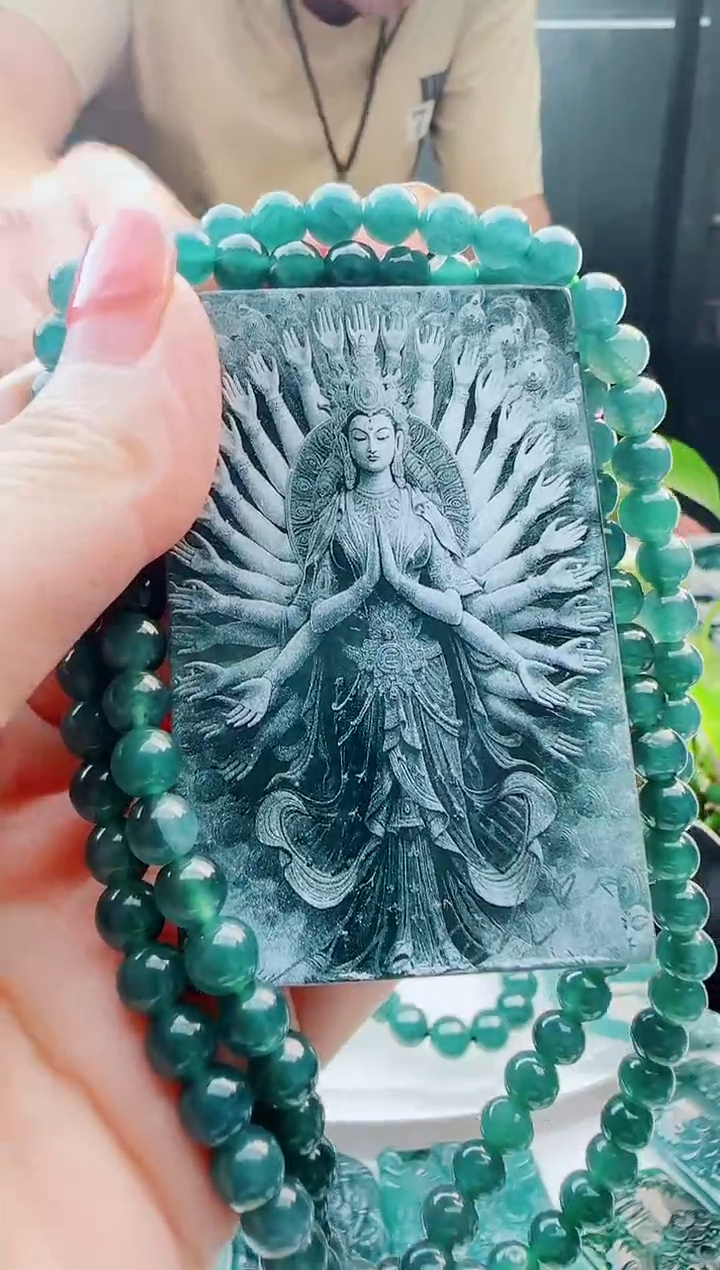 翡翠未镶嵌颈饰多样性发货其中一件