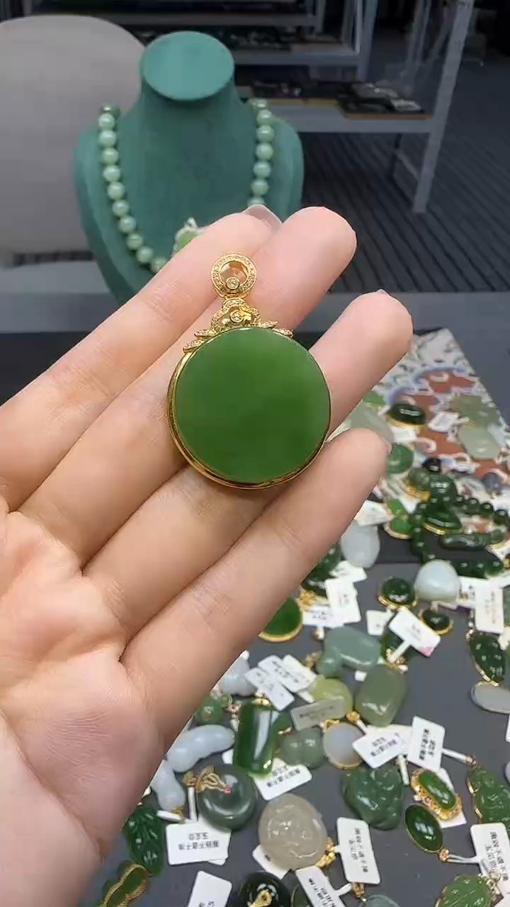 18K金镶嵌和田玉挂件1