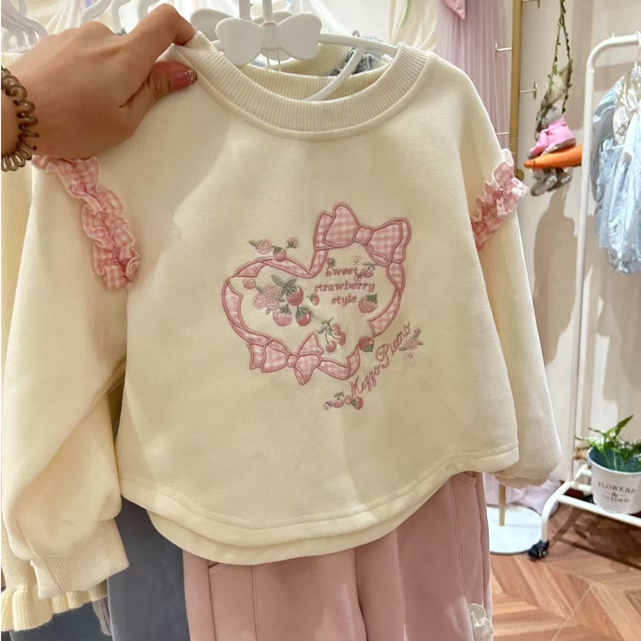 法洛莉•25秋~甜美蝴蝶结卫衣52102杏色18-5