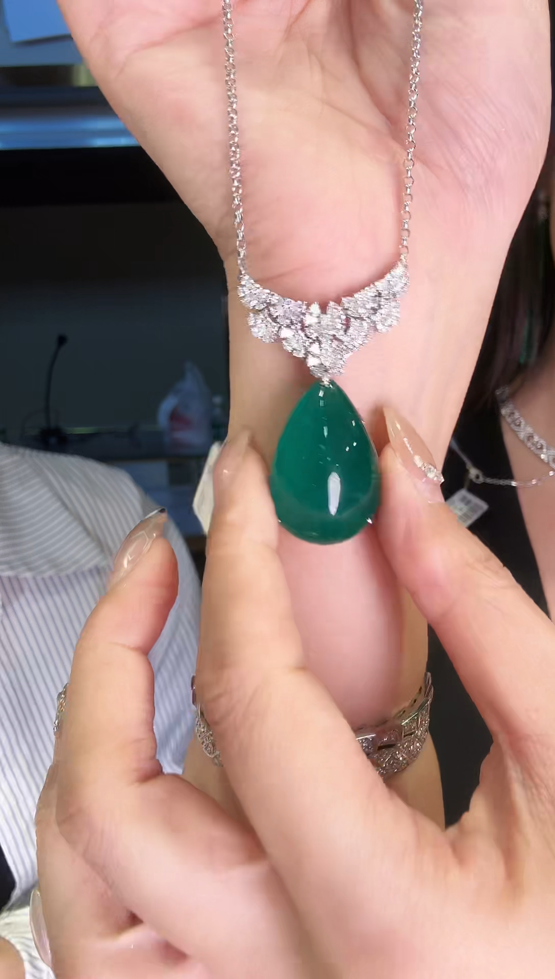 18K金镶嵌项链祖母绿48.20ct