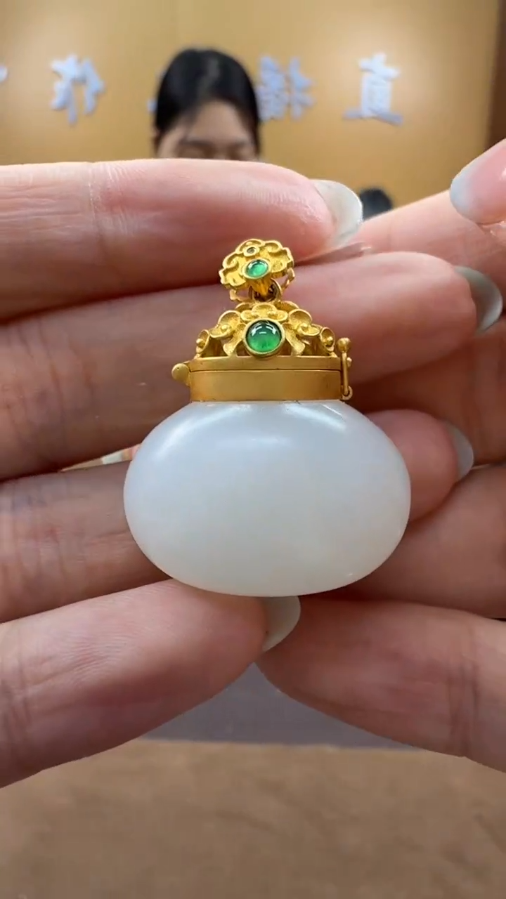 颈饰18K金镶嵌和田玉挂件