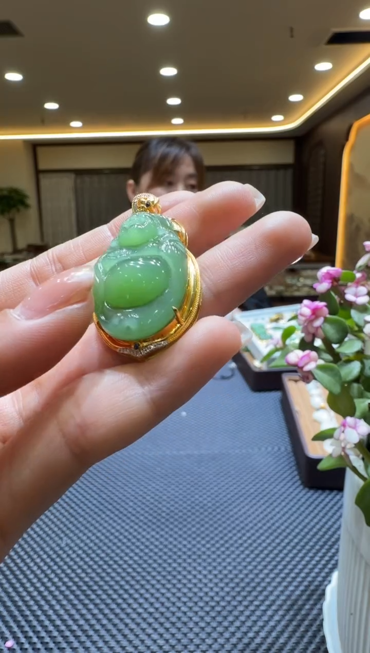 颈饰18K金镶嵌和田玉挂件