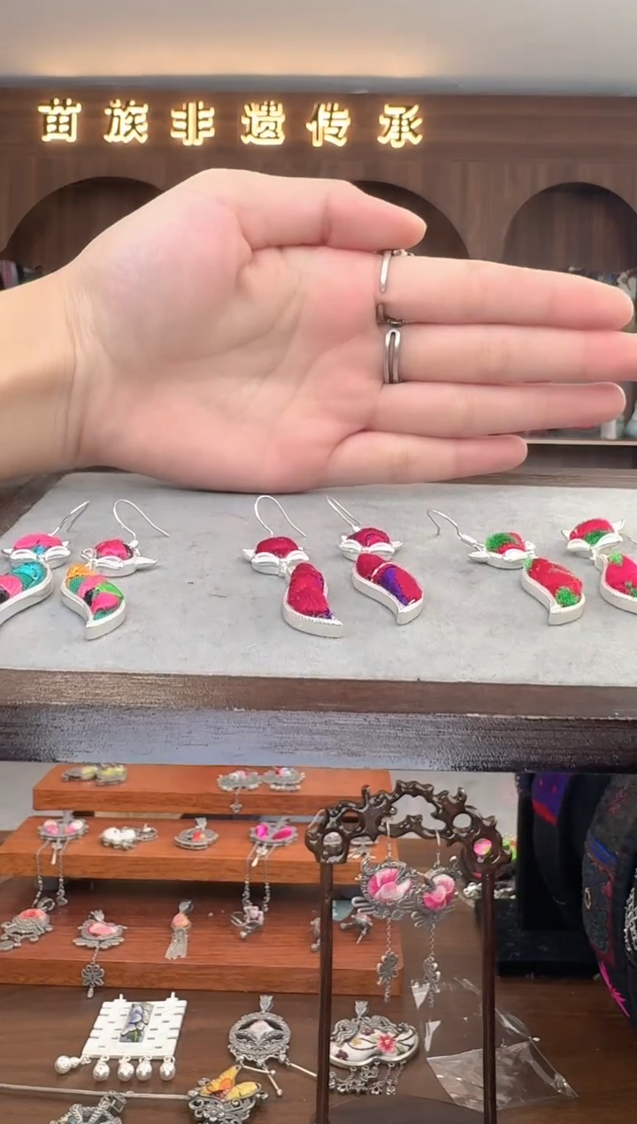 【闪购商品】织绣扶光苗绣传承111