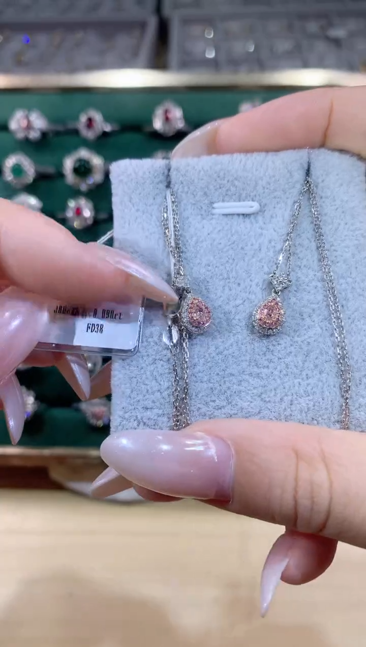 18K金镶嵌项链钻石项链多样性发一