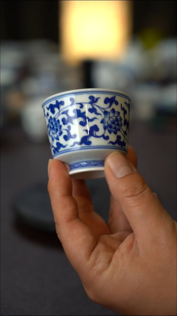 全手绘青花缠枝莲主人杯