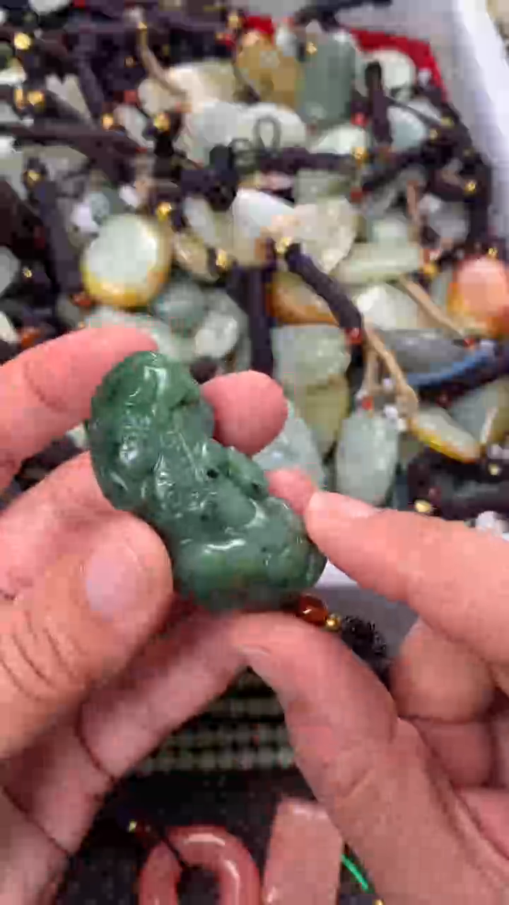 【闪购商品】和田玉颈饰未镶嵌多样性发货没有证书.拍一发一，有瑕