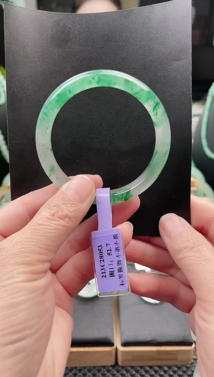 未镶嵌手镯石英质玉（非洲翠）手镯