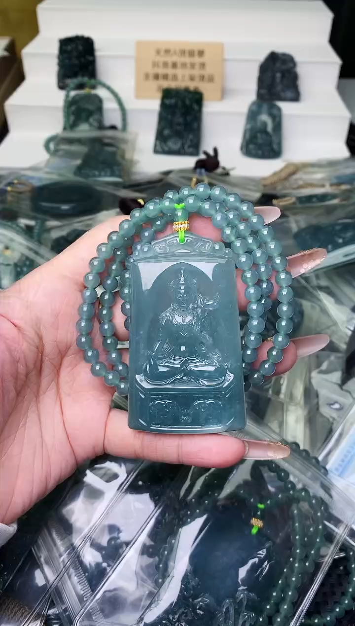 颈饰未镶嵌翡翠 