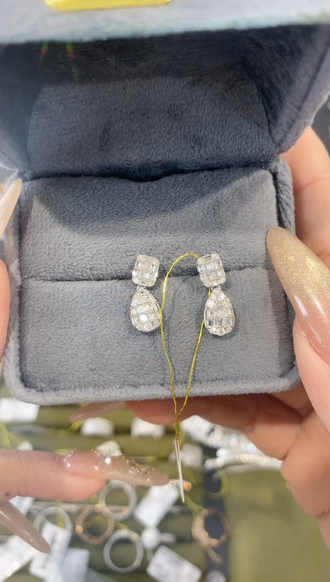 【闪购商品】钻石耳钉18K金镶嵌E4301033 精准方糖水滴 多样性