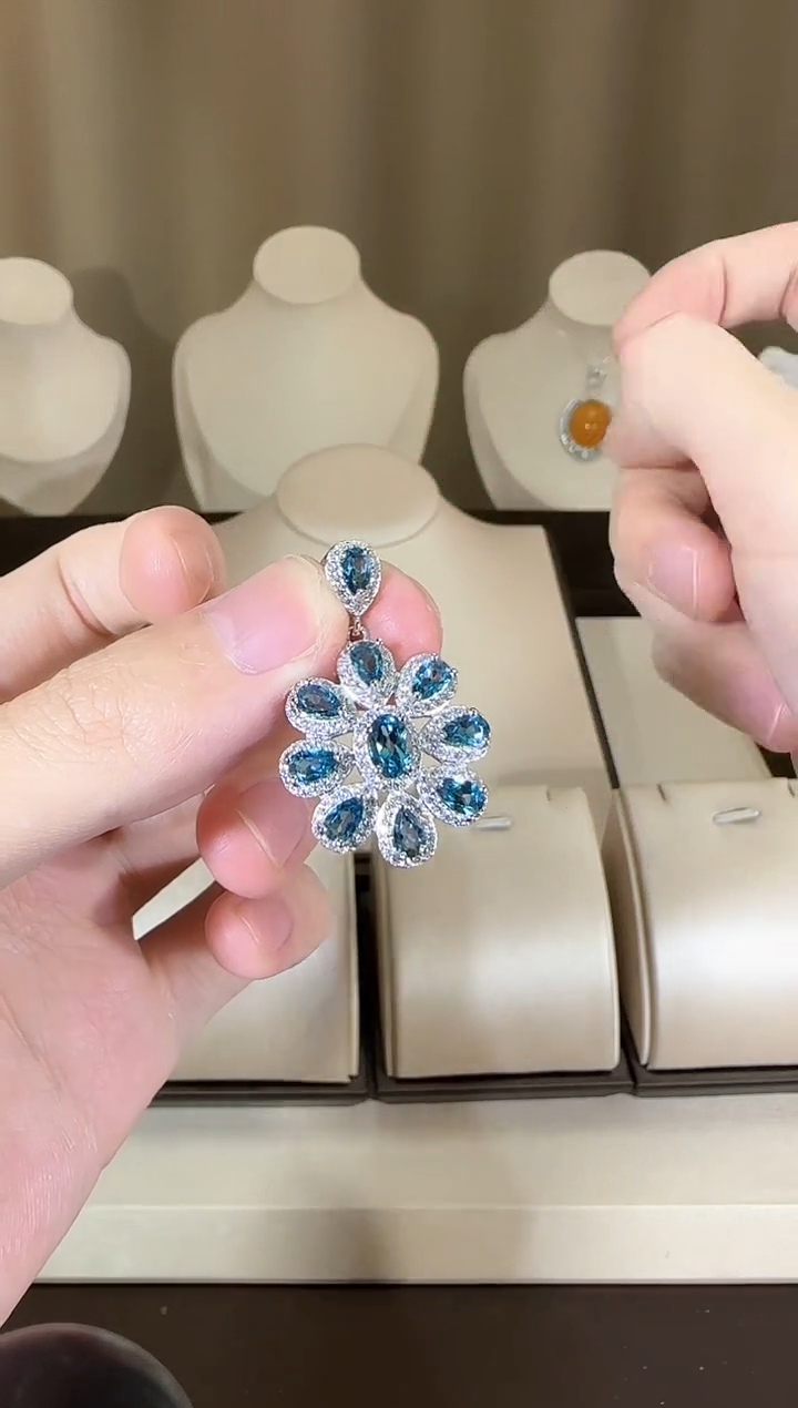 【闪购商品】托帕石颈饰银S925镶嵌20*33mm伦敦蓝