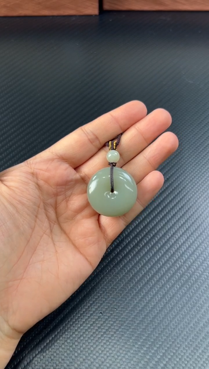 吊坠(赠链)未镶嵌和田玉且末近矿微色差平安扣L