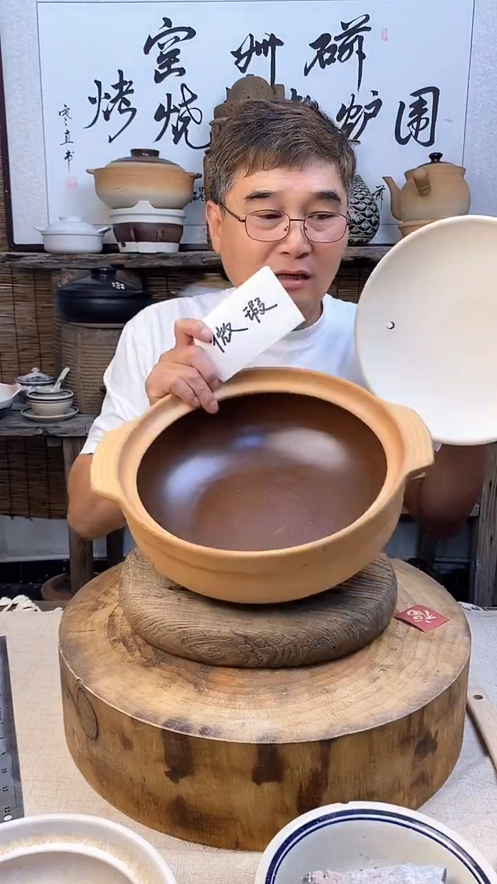 微瑕）复古锅口径30cm陶土砂锅