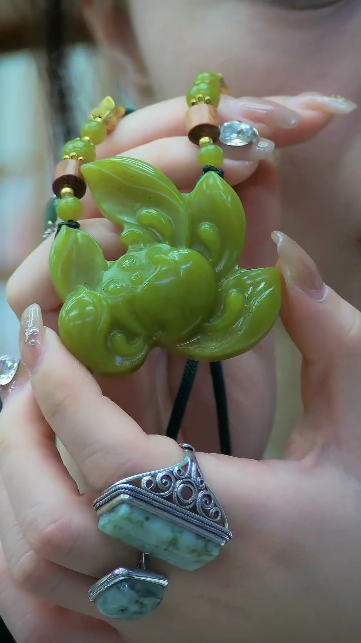 【闪购商品】蛇纹石玉荷花未镶嵌荷花挂件