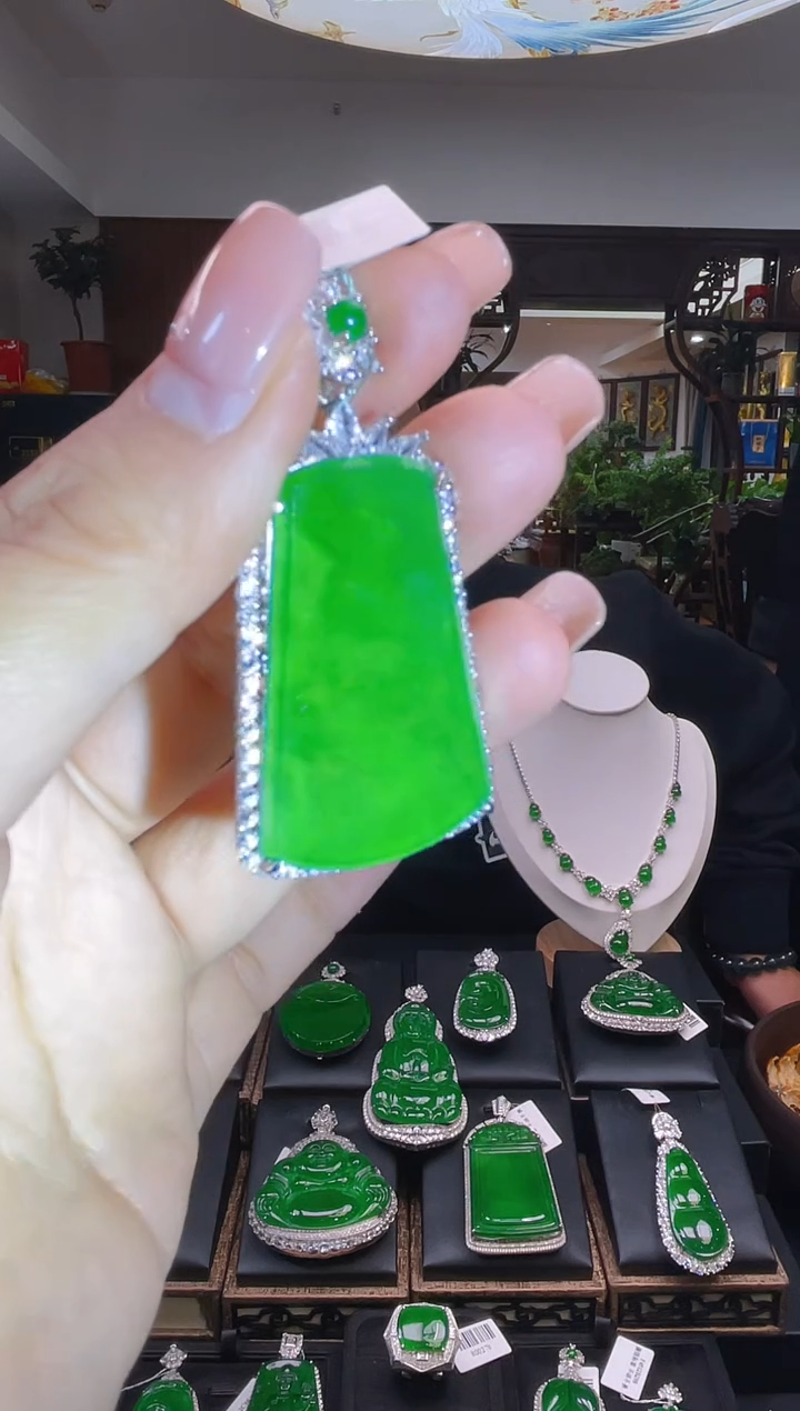 【闪购商品】翡翠颈饰18K金镶嵌翡翠吊坠