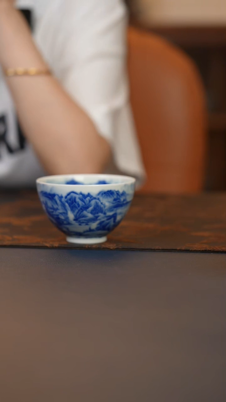 青花山水鸡心杯 青花山水鸡心杯