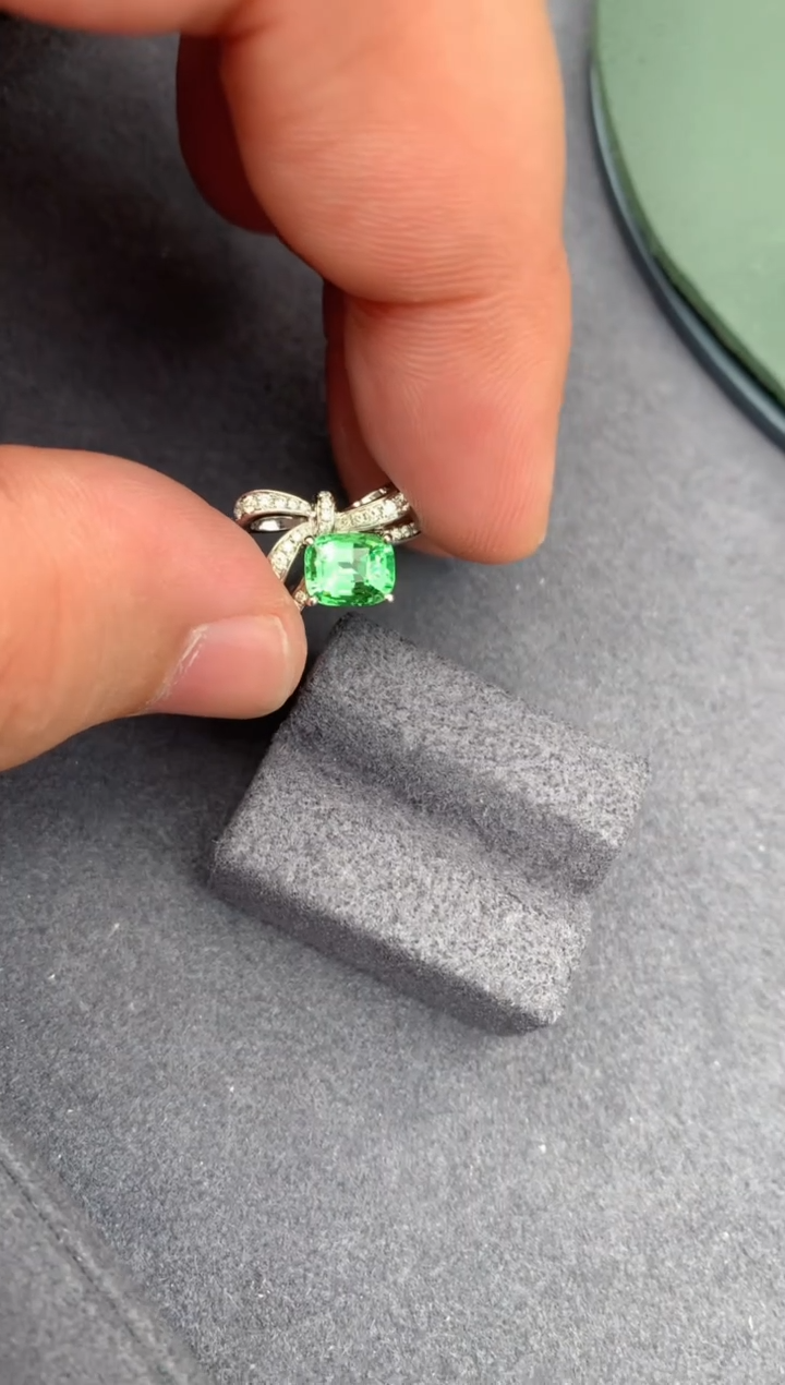 【闪购商品】石榴石戒指18K金镶嵌1.5ct沙弗莱戒指