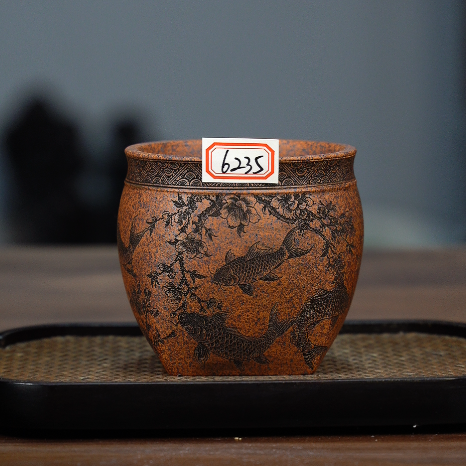 6235 紫砂茶具龙骨金砂柴烧刻绘锦鲤天圆地方杯200cc左右YY