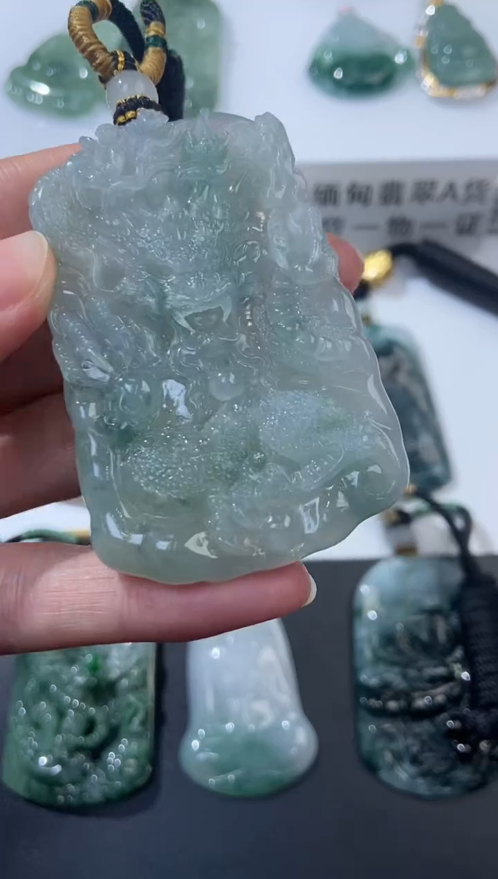 未镶嵌挂件翡翠372635     多人 