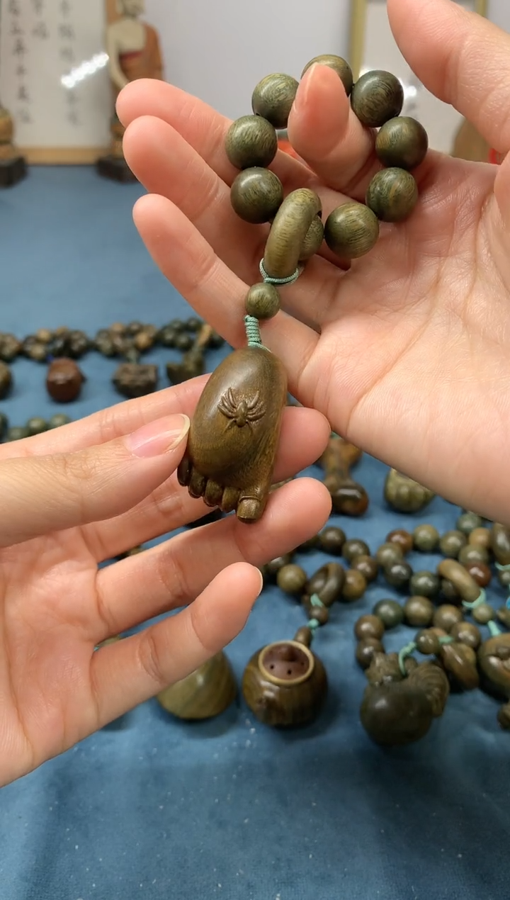 【闪购商品】维腊木（绿檀）把件知足常乐 盘玩件