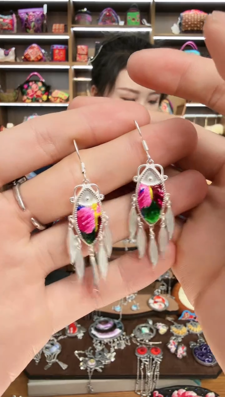 【闪购商品】织绣109蒙阿苏苗绣传承