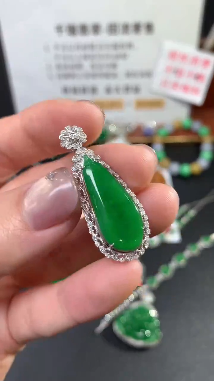 【闪购商品】翡翠吊坠(不含链)18K金镶嵌福瓜回流不退不换|4500+0