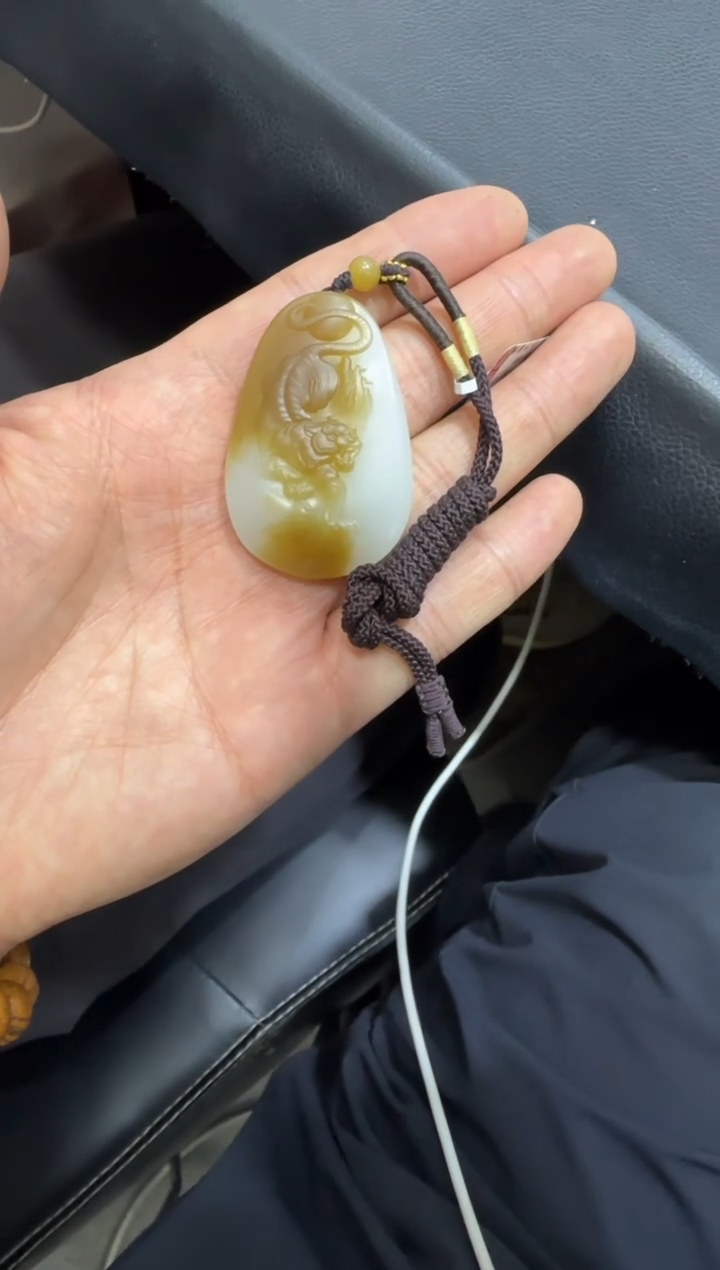 吊坠(赠链)未镶嵌和田玉金山糖白挂件（产地直发）