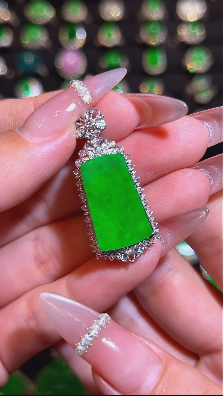 颈饰18K金镶嵌翡翠吊坠