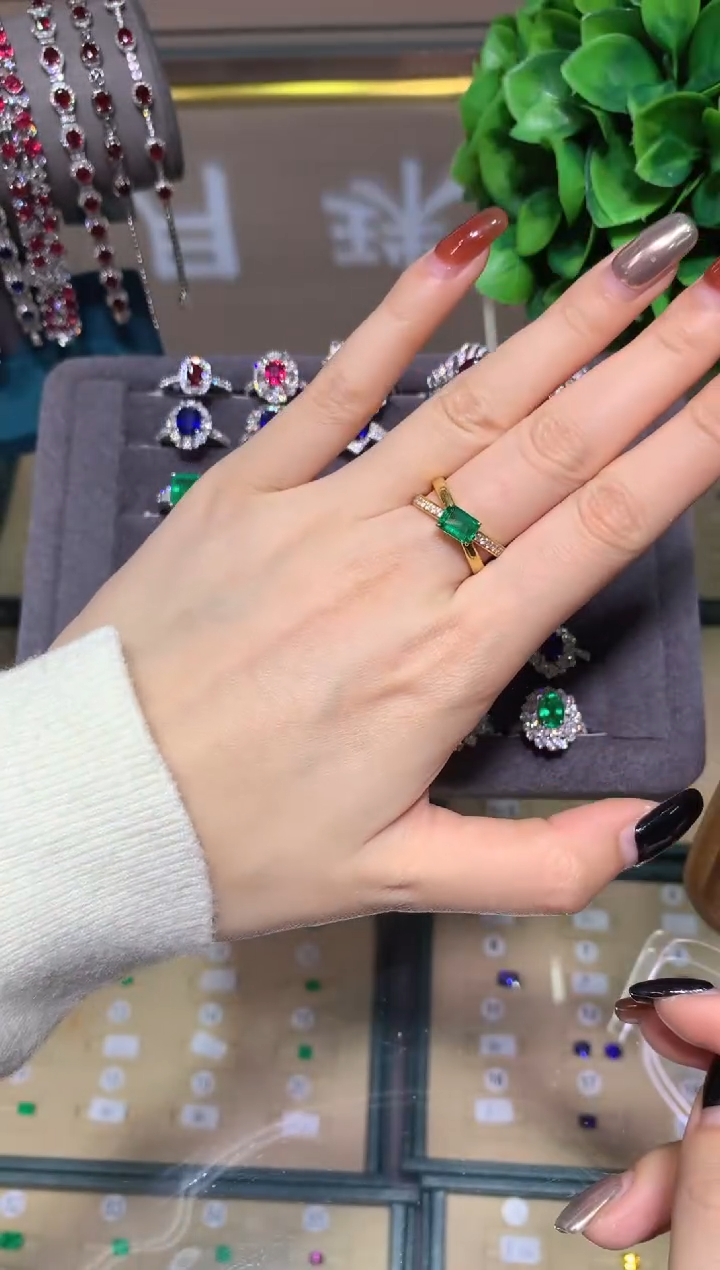 18K金镶嵌戒指祖母绿1.1ct