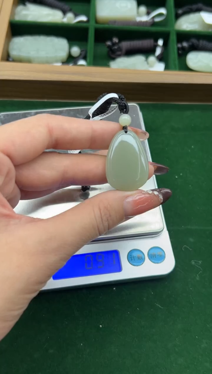 吊坠(赠链)未镶嵌和田玉且末微色差近矿吊坠