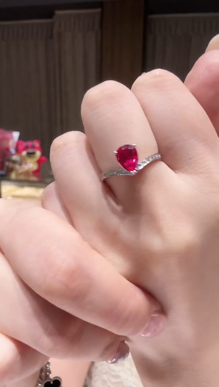 铂Pt950镶嵌戒指钻石红色皇冠