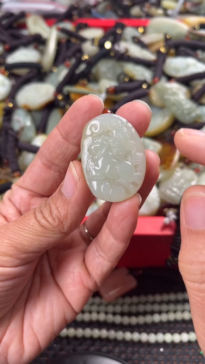 【闪购商品】和田玉颈饰未镶嵌多样性发货没有证书拍一发一有瑕