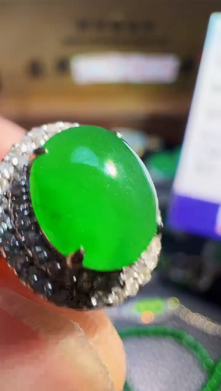 翡翠戒指18K金镶嵌翡翠