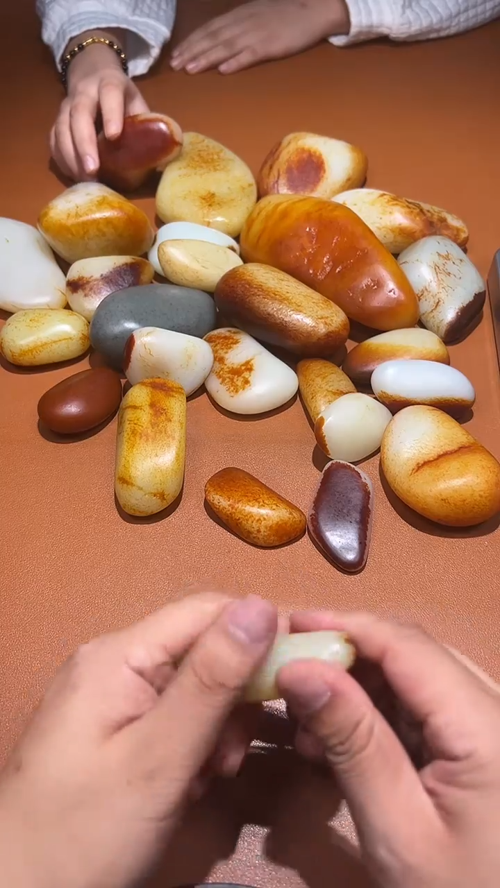 未镶嵌和田玉把件乡**。和田玉