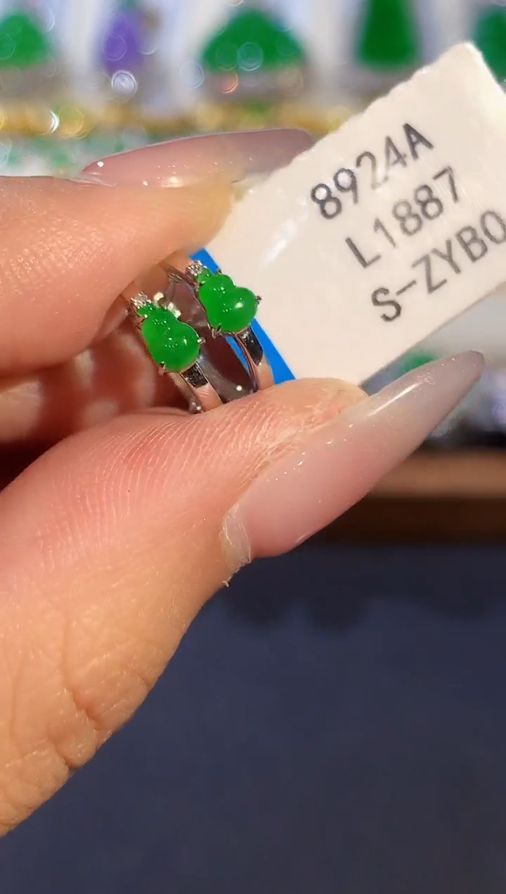 18K金镶嵌翡翠耳饰多样性发其一