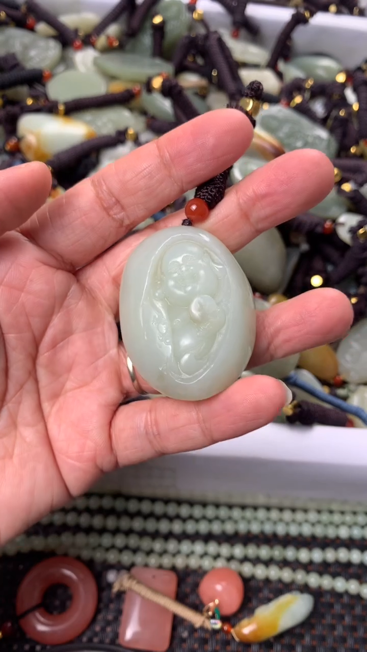 【闪购商品】和田玉颈饰未镶嵌多样性发货没有证书.拍一发一，有瑕