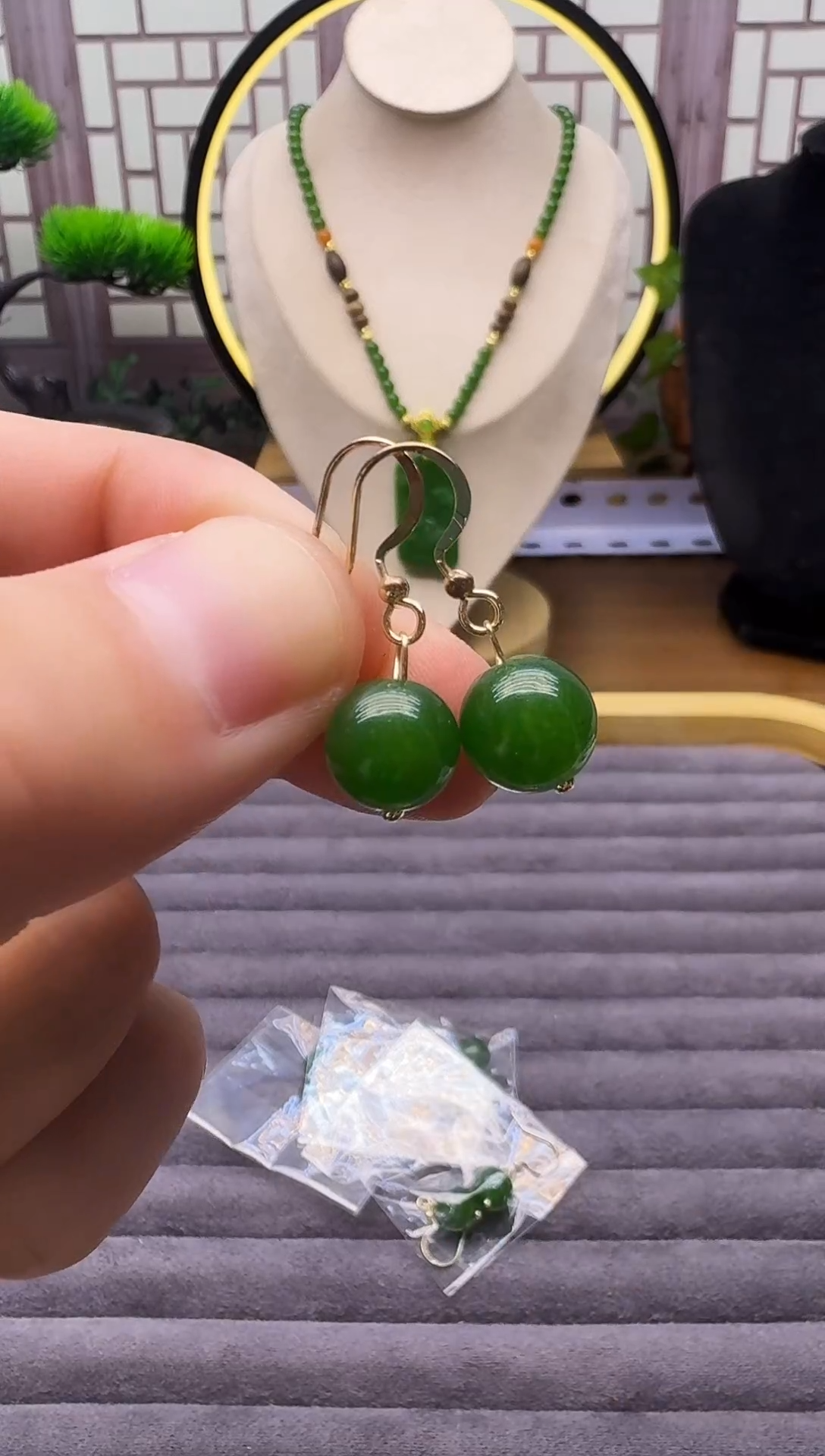 14K金镶嵌和田玉耳饰E52       