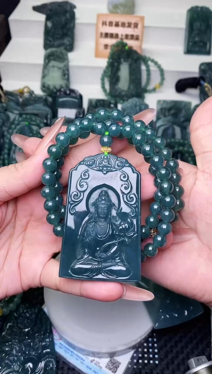 颈饰未镶嵌翡翠 