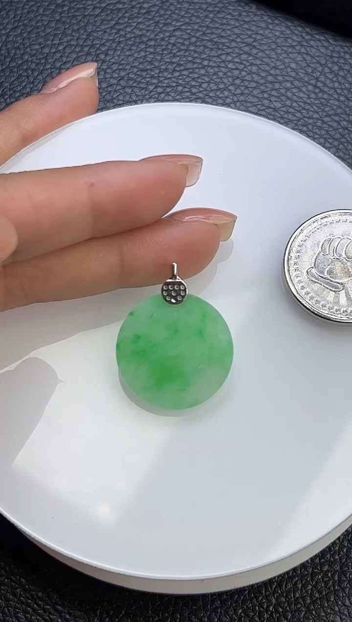 翡翠18K金镶嵌颈饰K593-10 无事牌