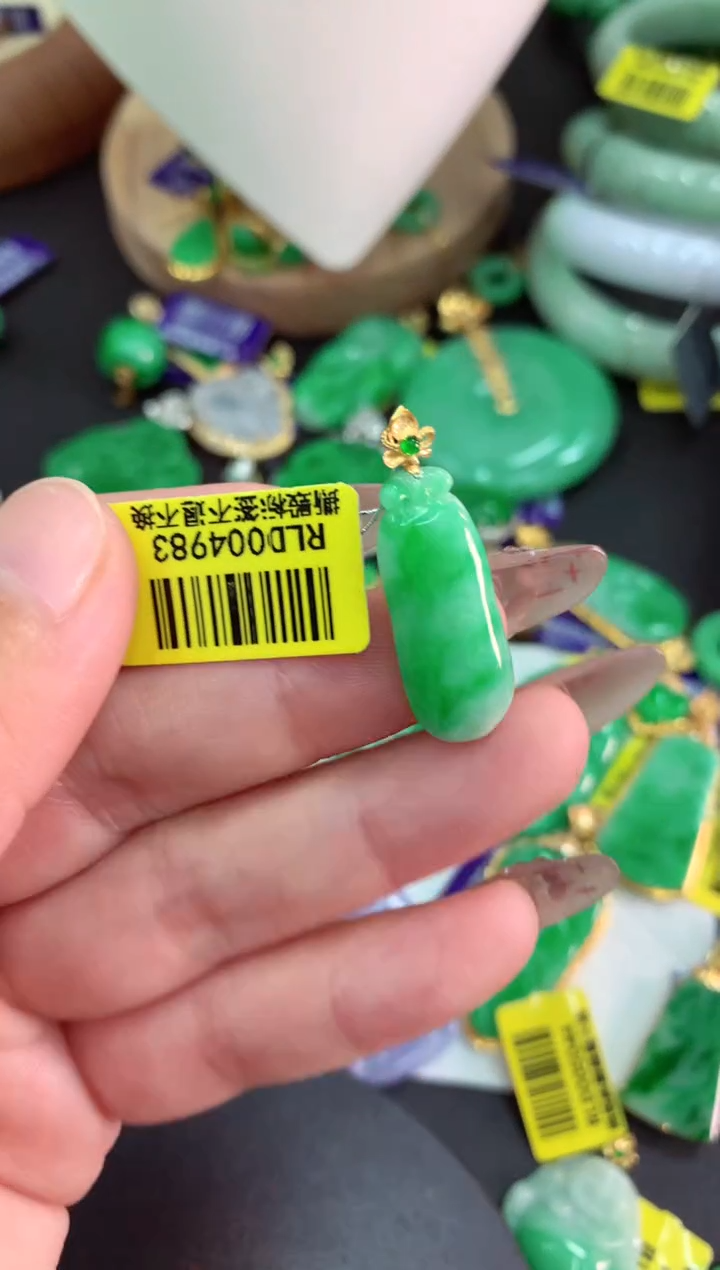 翡翠18K金镶嵌颈饰挂件