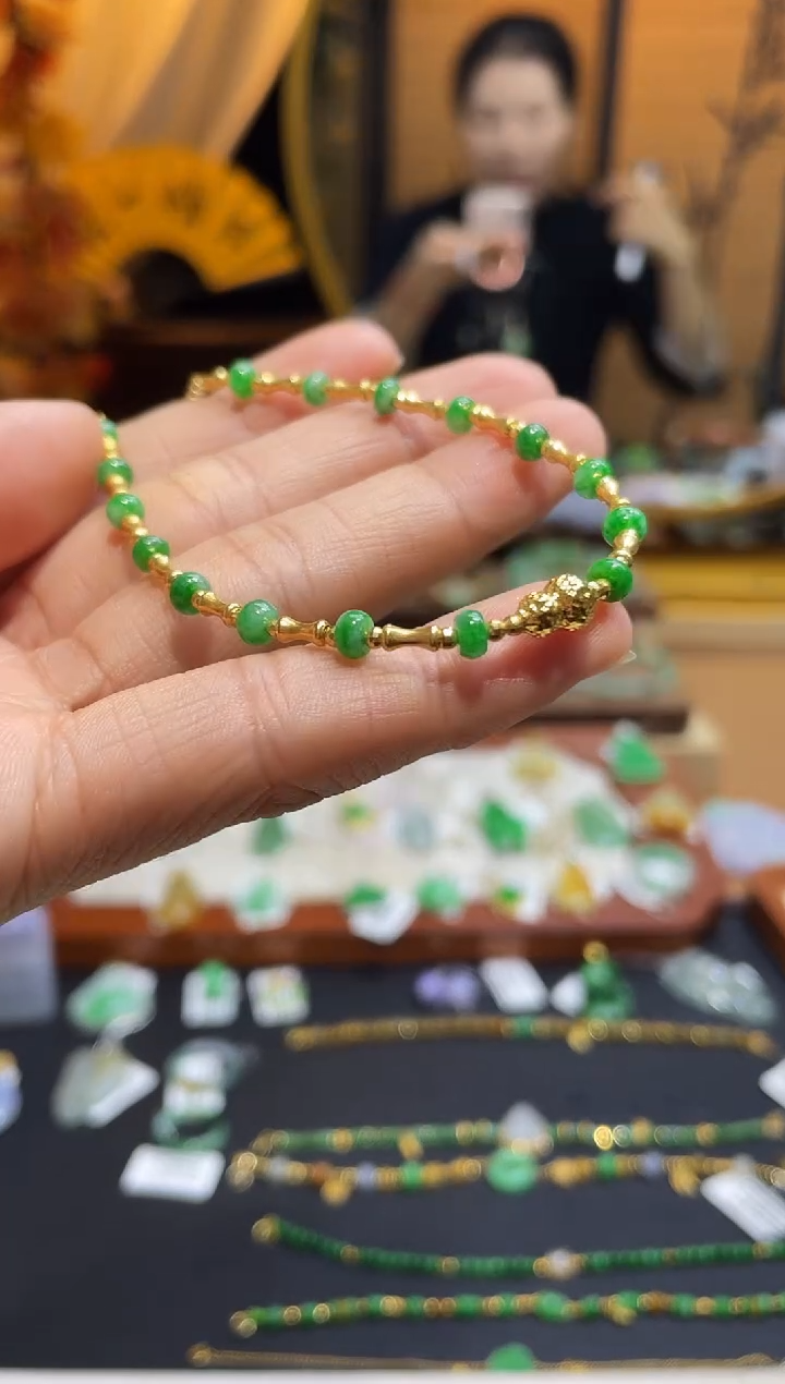 颈饰18K金镶嵌翡翠手链