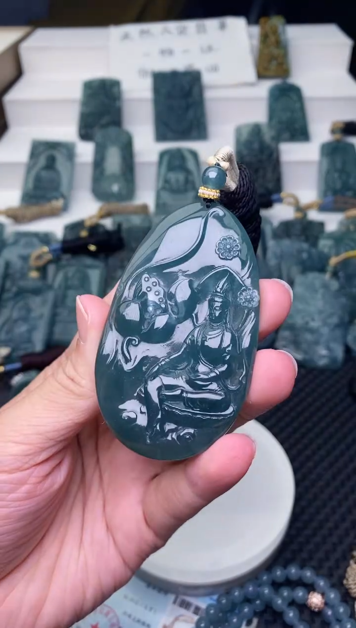 颈饰未镶嵌翡翠          