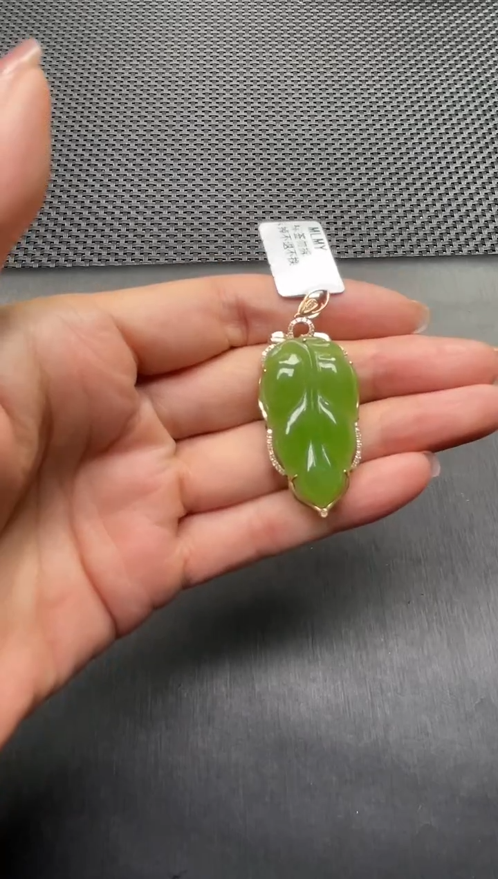 颈饰18K金镶嵌和田玉多样性发1件