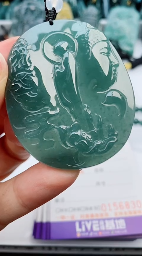 翡翠未镶嵌颈饰        