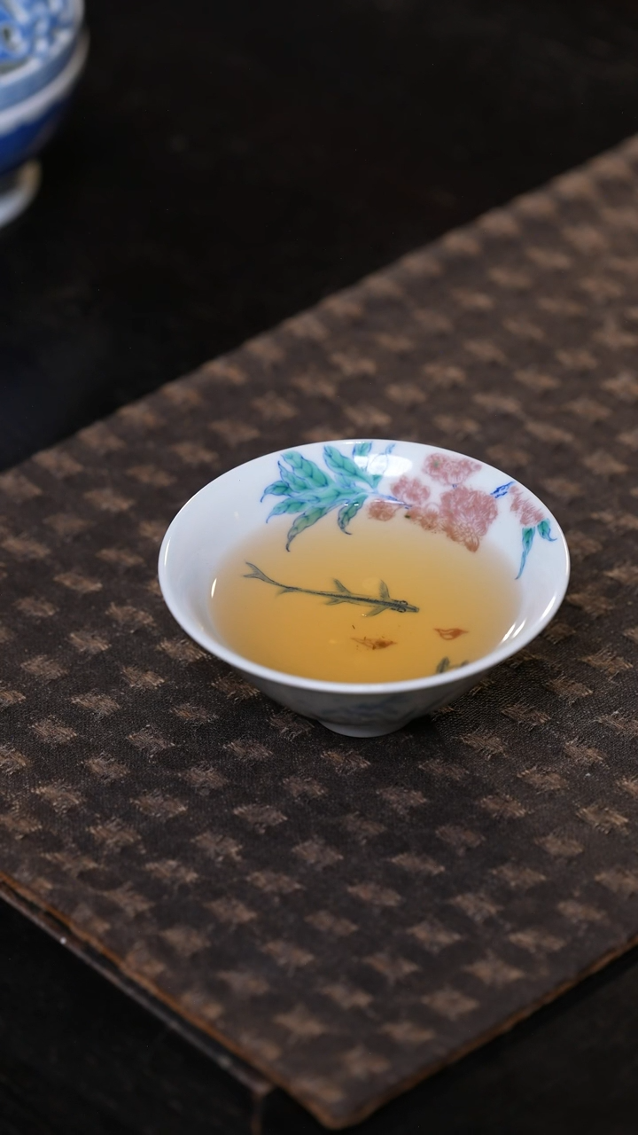 小愚斋青花釉里红鱼乐图斗笠杯