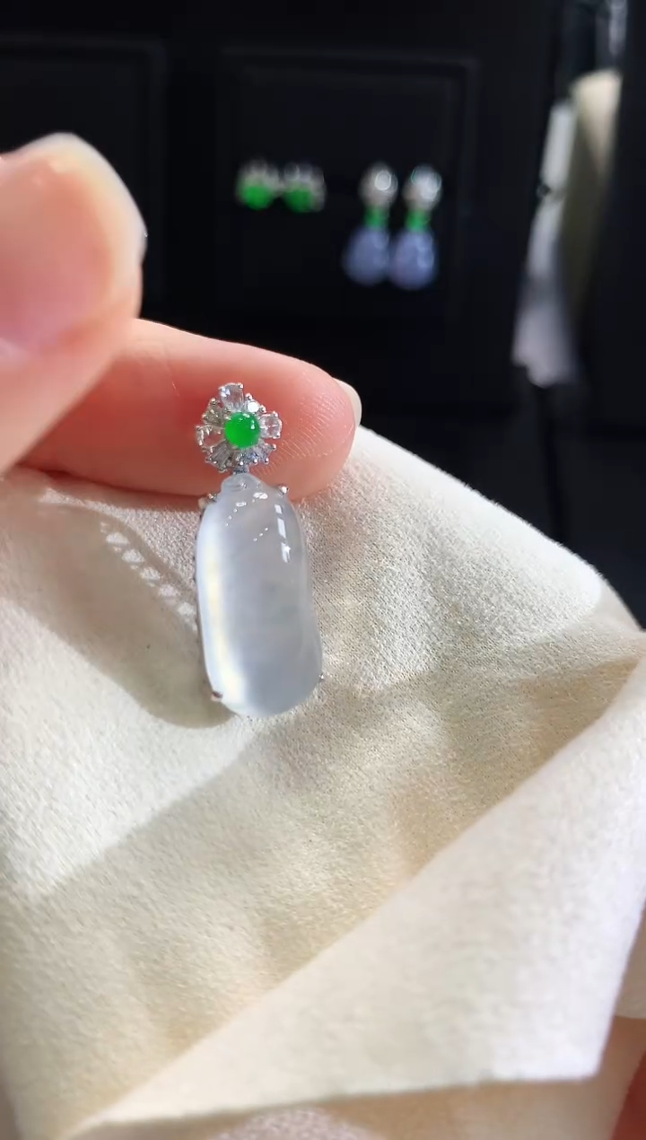 【闪购商品】翡翠吊坠(不含链)18K金镶嵌吊坠