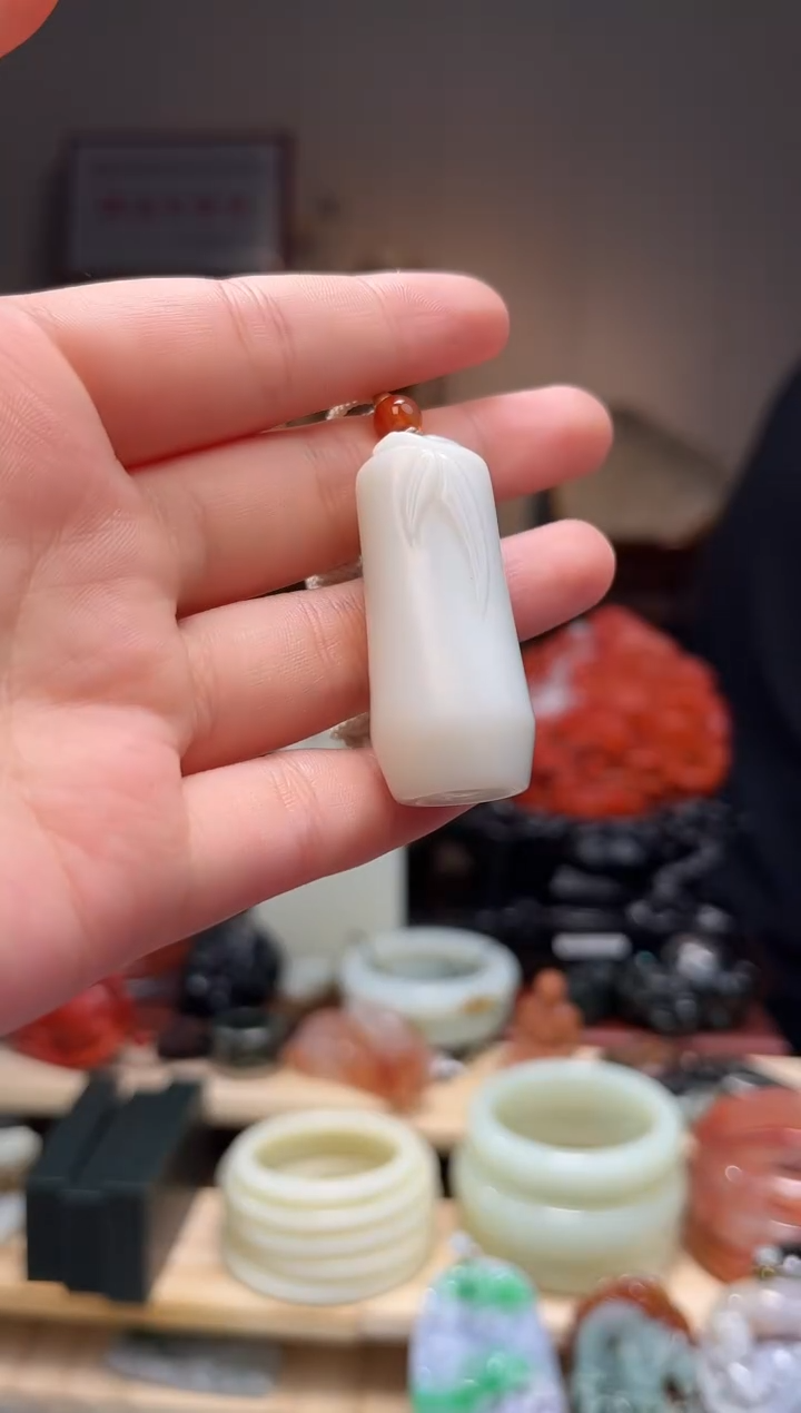 颈饰未镶嵌和田玉吊坠