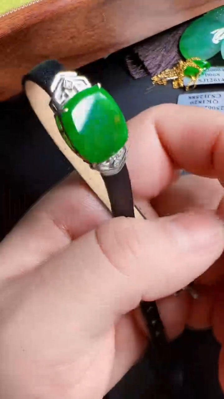 颈饰18K金镶嵌翡翠吊坠