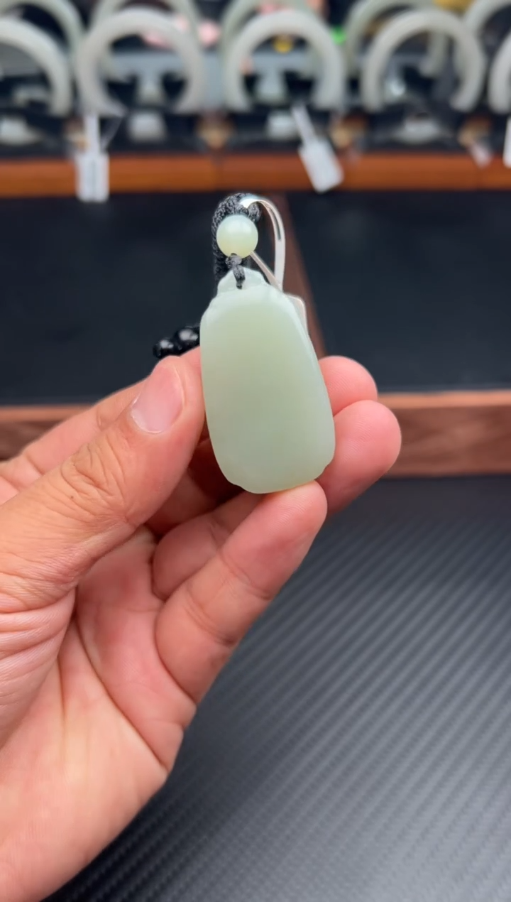 吊坠(赠链)未镶嵌和田玉且末微色差近矿J