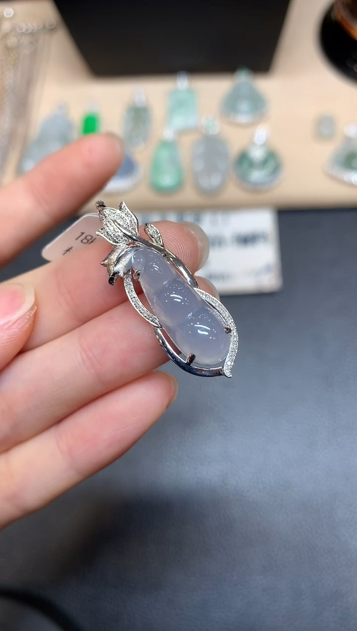 【闪购商品】翡翠颈饰18K金镶嵌福豆【无服务费