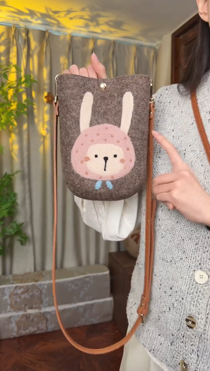 羊毛非遗羊毛毡包 手机包兔子